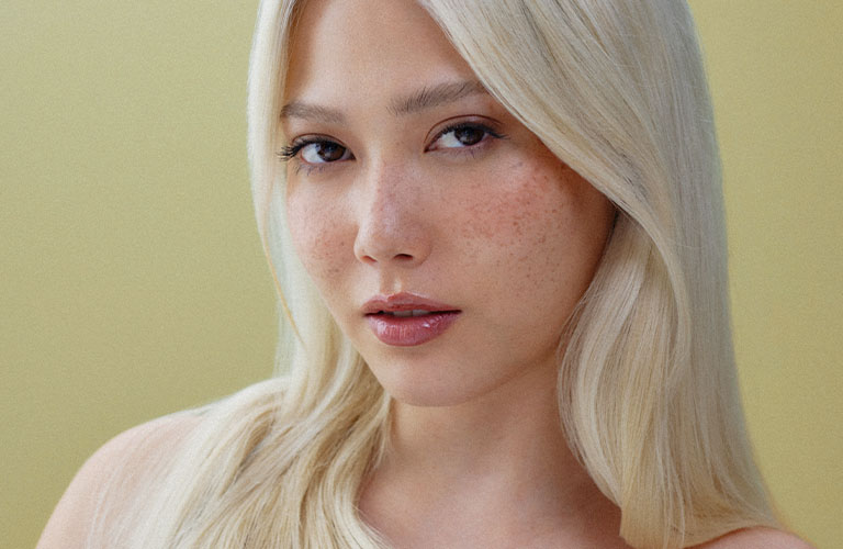 Fotomontaje de una mujer que destaca su cabello. A un lado, aparece el título del artículo.